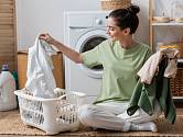 prádlo pračka žena třídění