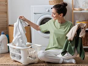 Prádlo na praní se třídí nejen podle barev, ale i podle materiálů