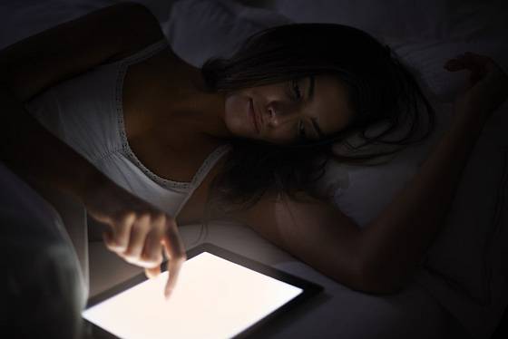 Vystavení se modrému světlu večer prokazatelně narušuje kvalitu spánku