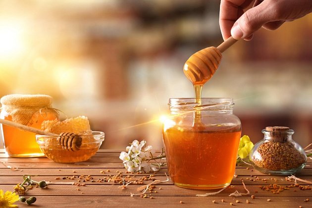 Med uklidňuje nervy, tlumí stres a v kombinaci s trochou skořice funguje jako úžasný lék proti nachlazení.