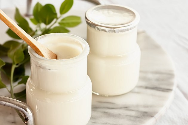 Bílý jogurt s práškem do pečiva dodá lívancům křehkost.