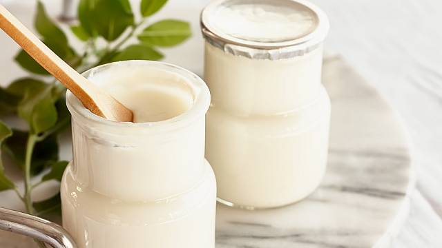 Bílý jogurt s práškem do pečiva dodá lívancům křehkost.