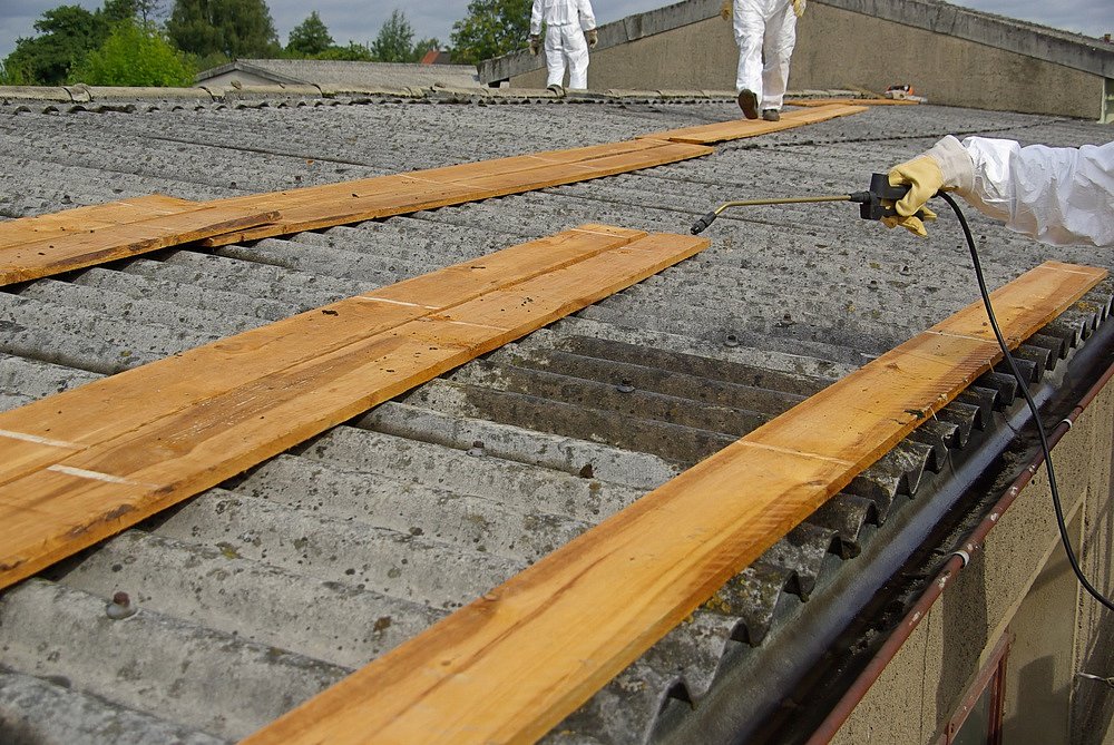Bezpečná likvidace eternitové střechy je kvůli azbestu náročná. Nač dát  pozor? | iReceptář.cz