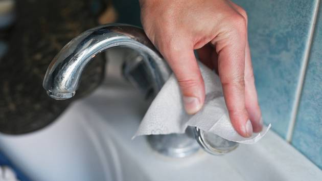 Proč vyleštit vodovodní baterie pečicím papírem?