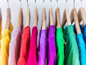 Různé barvy oblečení působí odlišně na hmyz.