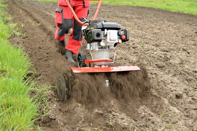 Těžší typ kypřiče připraví půdu na sázení opravdu důkladně.