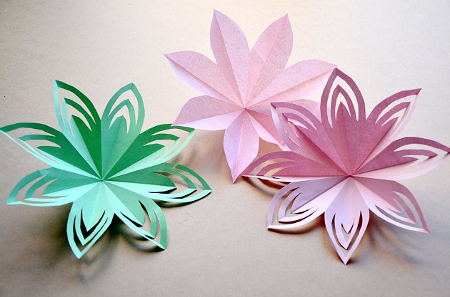 Výroba papírového svícnu ve tvaru lotosového květu