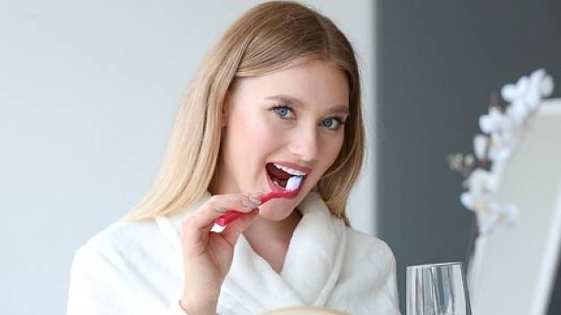 Bezbarvá a lepkavá vrstva bakterií, to je zubní plak, který vašim zubům škodí.