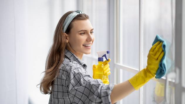 Zkuste umýt okna šamponem, funguje dobře a krásně voní.