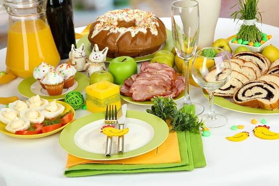 Slavnostní tabule vyžaduje krásně vyžehlený ubrus, textilní ubrousky, svěží barvy a dostatek jídla a pití.