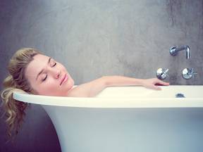Dlouhá horká koupel je jedním ze zaručených prostředků, který dokonale napomáhá odpočinku. 