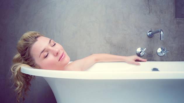 Dlouhá horká koupel je jedním ze zaručených prostředků, který dokonale napomáhá odpočinku. 