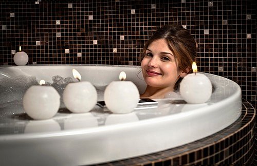 Solná koupel je výborná k péči o všechny typy pokožky, včetně té citlivé a suché.