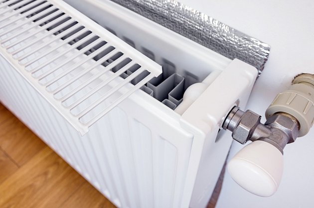Užitečné je také použití radiátorové fólie, jež se umisťuje za topení. Ta může snížit tepelné ztráty až o 45 %.
