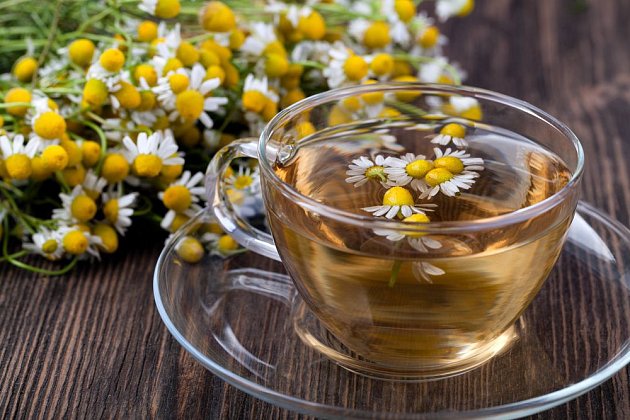 Heřmánkový čaj pomůže při nachlazení, bolesti i špatném trávení