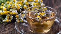 Heřmánkový čaj pomůže při nachlazení, bolesti i špatném trávení