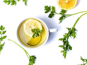 Na hubnutí břicha po padesátce skvěle funguje svařit dvě běžné bylinky a čaj pravidelně popíjet.