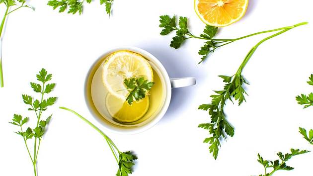 Na hubnutí břicha po padesátce skvěle funguje svařit dvě běžné bylinky a čaj pravidelně popíjet.