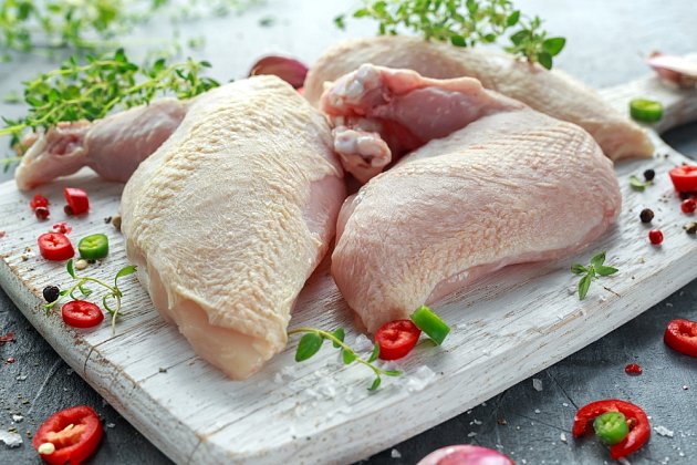 Kuřecí suprême - porce kuřete, která zahrnuje prsíčka s kůží a částí křidýlka.