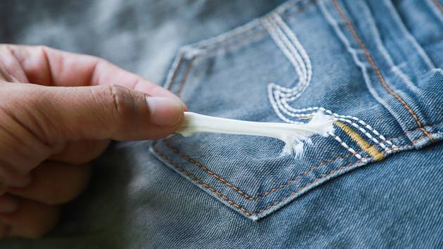 Žvýkačka se snadno přilepí třeba na kalhoty.