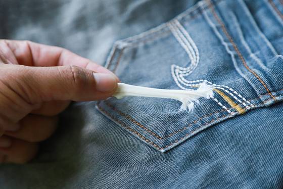 Žvýkačka se snadno přilepí třeba na kalhoty.