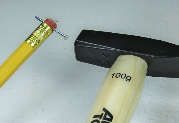 Tužka s gumou jako praktická pomůcka při zatloukání hřebíků