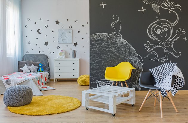 Dětský pokoj se stěnami s tabulovou barvou podporuje kreativitu dětí. 