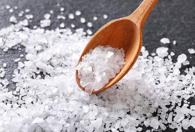 Je sůl prospěšná nebo škodí? Víte, jak a kdy léčí?