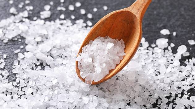 Je sůl prospěšná nebo škodí? Víte, jak a kdy léčí?