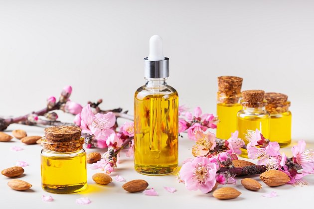 Mandlový olej je skvělý pro podporu elasticity kůže.