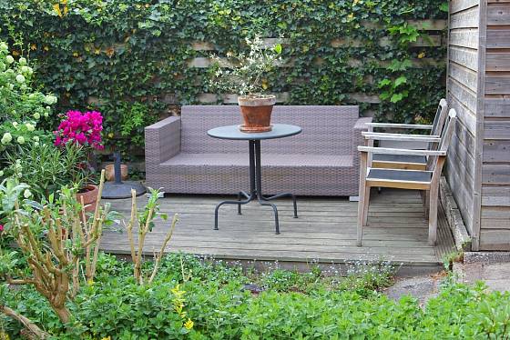 Dřevěná terasa jako zahradní obývací pokoj