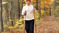 Chůze nepoškozuje klouby, snižuje krevní tlak a posiluje kardiovaskulární systém.