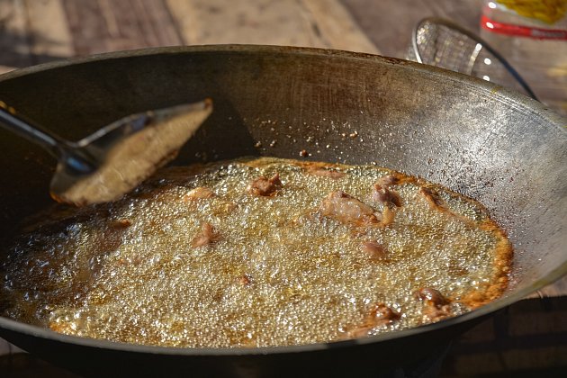 Vložte korkovou zátku do rozpáleného oleje mezi maso. Korkový materiál pěnění zastaví.