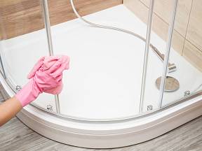 Jak vyčistit dveře sprchového koutu?