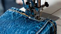 Ne každý šicí stroj zvládne šití více vrstev silných látek.