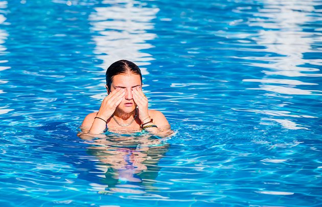Moc chlóru v bazénu je pro citlivé jedince problém