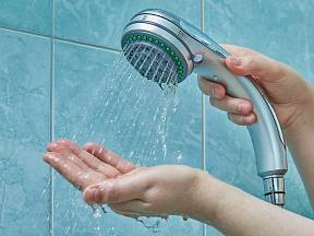 Sprchovou hlavici vyčistíte jednoduše i colou.