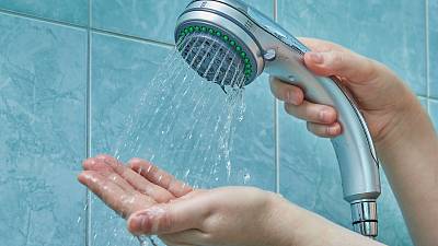 Jak vyčistit sprchovou hlavici pomocí coly? Překvapivě účinný a jednoduchý  trik | iReceptář.cz