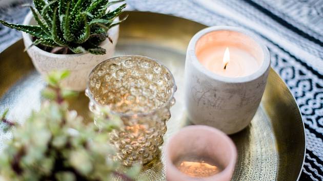 Ukápl vám vosk ze svíčky na koberec? Pomůžou vám žehlička, fén nebo led.