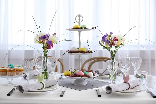 K slavnostnímu jídlu patří i pěkně upravené ubrousky a květiny na stole.