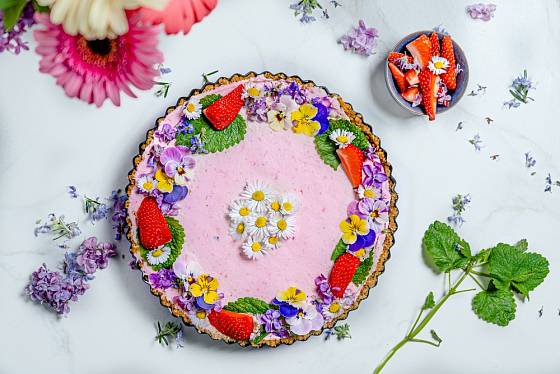 K výzdobě jarního dortu můžeme využít i květy sedmikrásek.