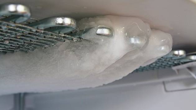 K odzmrazování je nejvhodnější zimní období, protože lze zmrzlé potraviny během údržby mrazáku lépe uchovat.
