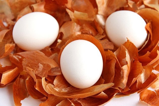 Pro barvení vajec se výborně hodí suché cibulové slupky.