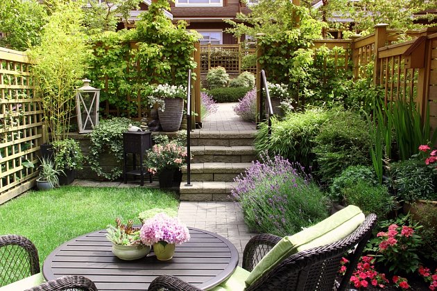 Vylepšená a upravená zahrada je pravým místem ke každodennímu odpočinku.
