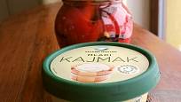 Kajmak je tradiční sýr, vyráběný z vrstev vysrážené smetany.