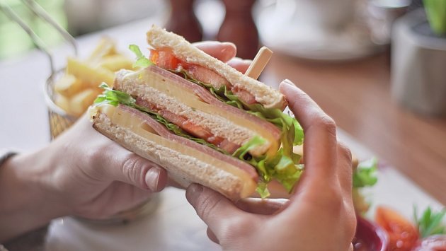 Obložené chlebíčky jsou českou doménou. Sýrovo-šunkový sendvič v jiných zemích vypadá jinak.