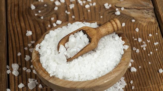 Sůl s vodou podle Feng Shui dokáží vyčistit prostor od negativní energie.