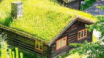 Typický venkovský domek v Norsku se zatravněnou střechou. 