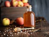 Jablečný ocet a med - kombinace, která nám pomůže s mnoha problémy