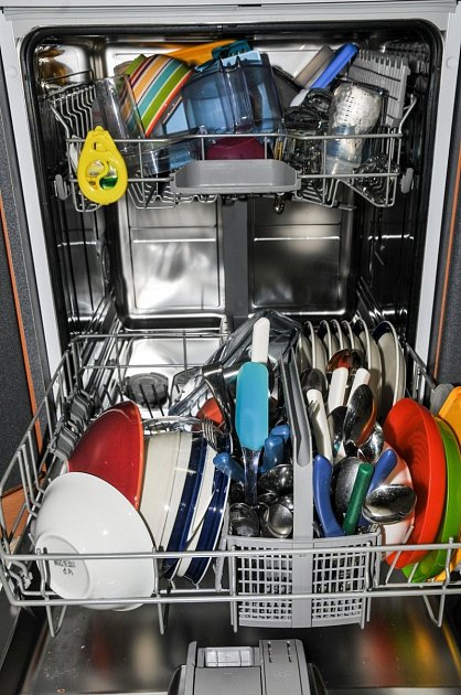 Přeplněná nebo špatně poskládaná myčka je další důvod k nedokonalému umytí nádobí